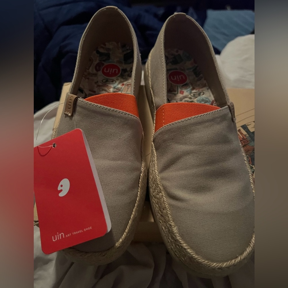 NWT Uin size 6.6 shoes